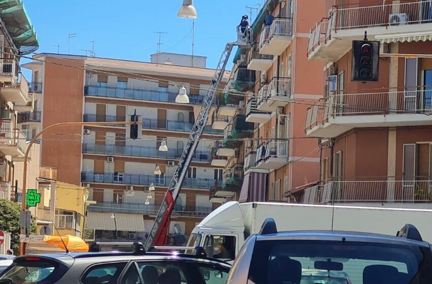  Siracusa. Cornicione pericolante in viale Zecchino, intervengono i vigili del fuoco: traffico rallentato