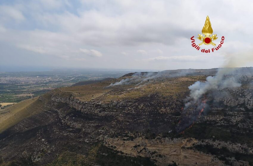  Incendio a Cavagrande, fiamme in una impervia vallata: interviene anche l'elicottero