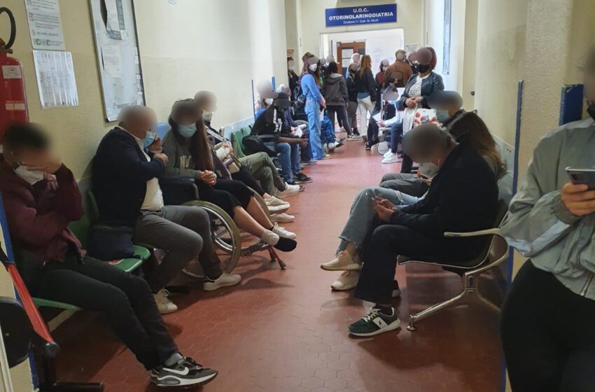  Assembramento in ospedale: decine di pazienti ammassati nel corridoio di Ortopedia