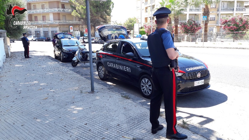  Siracusa. Minaccia gli operai che ristrutturano la casa da cui è stato sfrattato: volano anche colpi di catena