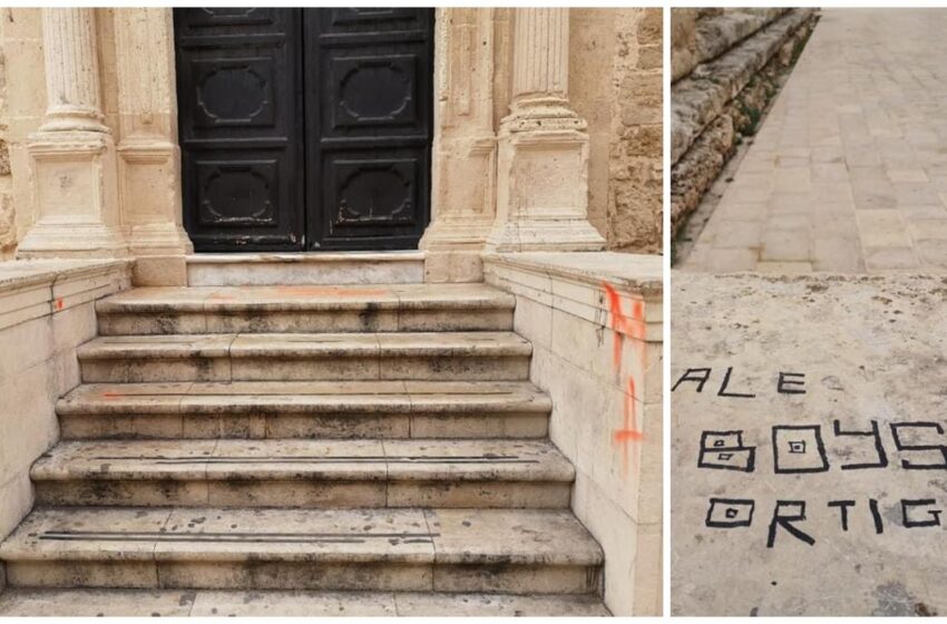  Siracusa. Imbrattata (anche) la scalinata del Duomo di piazza Minerva