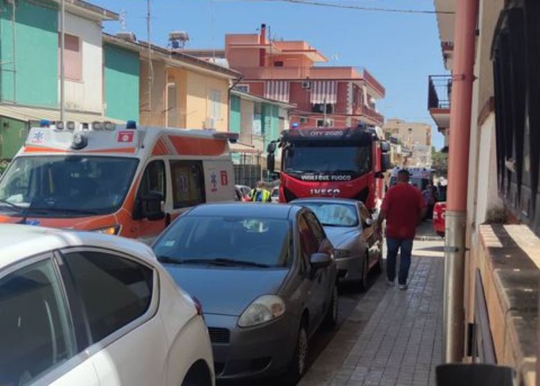  Floridia. Scivola dalla scala a forbice mentre lavora in casa, donna in ospedale