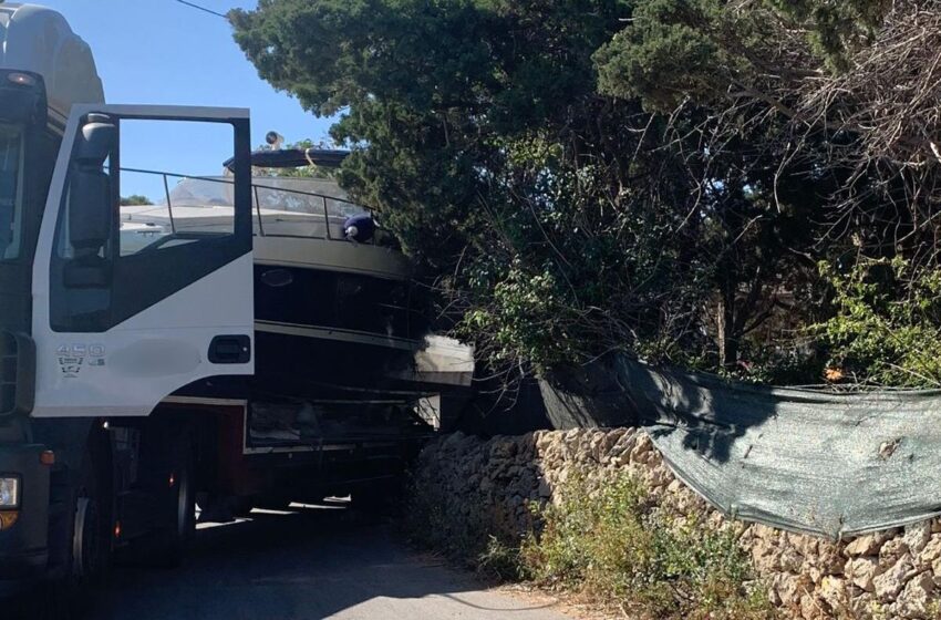  Mezzo pesante per il trasporto yacht bloccato in curva all'Isola, si ferma via Sacramento