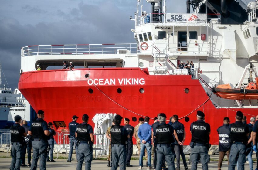  Migranti, la Ocean Viking ad Augusta: via allo sbarco, in 157 a bordo