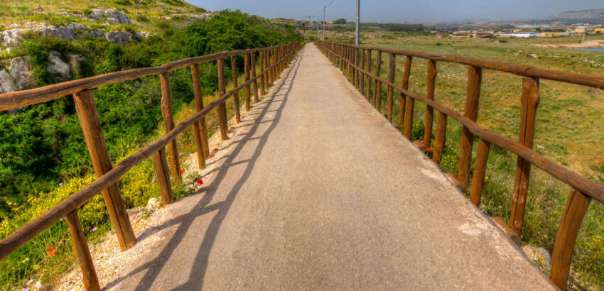  Pista ciclabile Maiorca, 1.300 nuovi pali in castagno per la staccionata. Via al diserbo