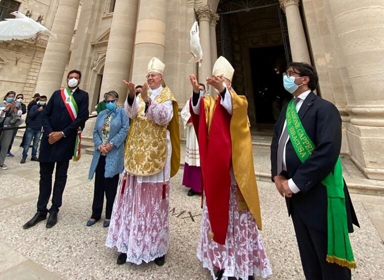  Siracusa. Il volo due colombe dal sagrato della Cattedrale per il Patrocinio di Santa Lucia