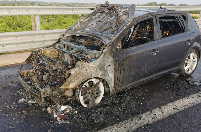  Paura sulla Siracusa-Gela, auto prende fuoco durante la marcia