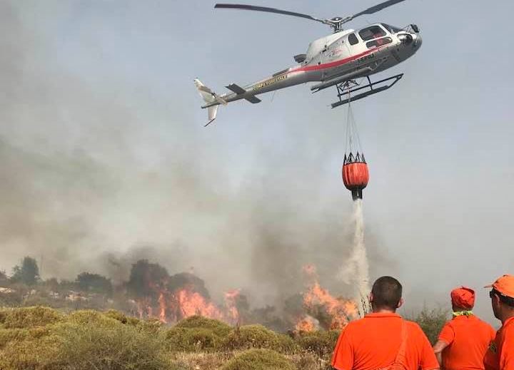  Canadair, elicotteri e volontari contro i piromani. La domanda comune: "chi appicca incendi?"