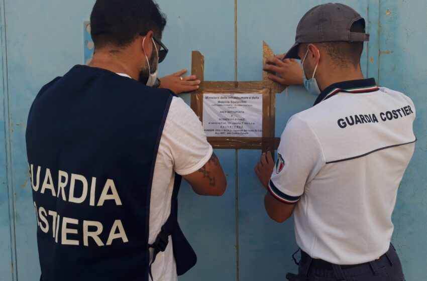  Cantiere navale irregolare, scattano i sigilli della Capitaneria di Porto: "Nessuna autorizzazione"