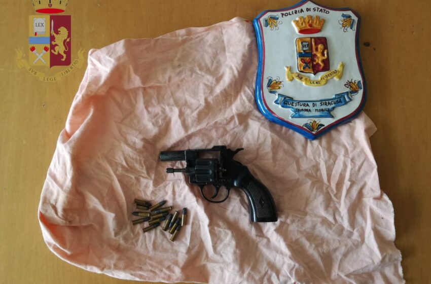  Revolver e munizioni nascosti in casa, scatta l'arresto per un 24enne