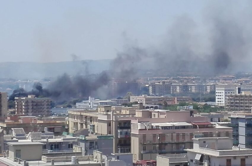  Vasto incendio tra Santa Panagia e Scala Greca, densa coltre di fumo in città
