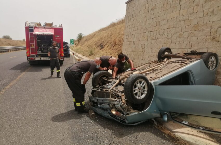  Auto si capovolge in autostrada, paura e qualche ammaccatura per tre persone