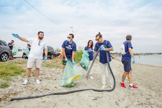  Siracusa. I volontari di Plastic Free ripuliscono la spiaggia di via Maddalena: raccolti 500 chili di rifiuti