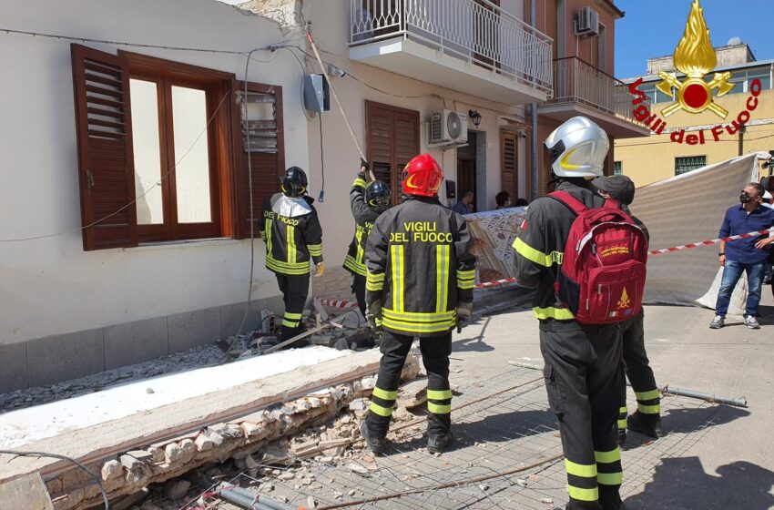  Tragedia ad Avola: cede un ballatoio, morto un operaio. Un collega estratto dalle macerie