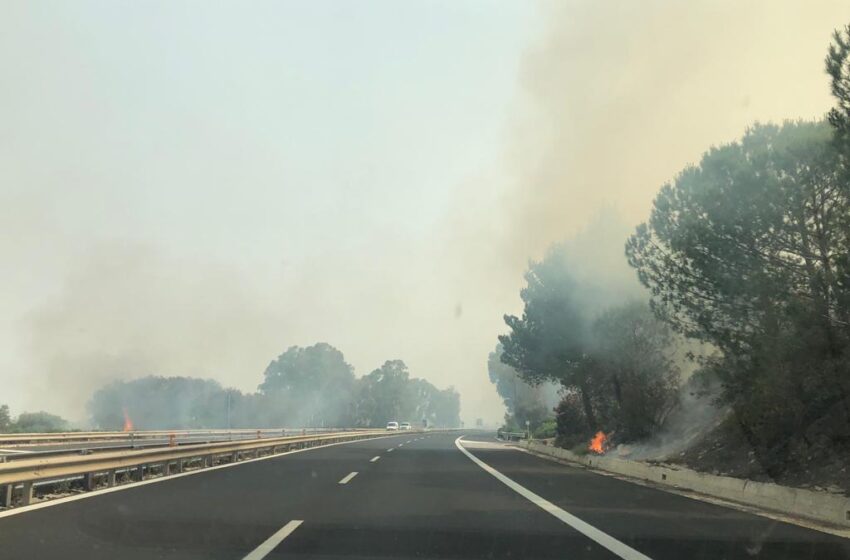  Siracusa. Incendi in tutta la provincia, fiamme a ridosso dell'autostrada: disagi per il fumo denso
