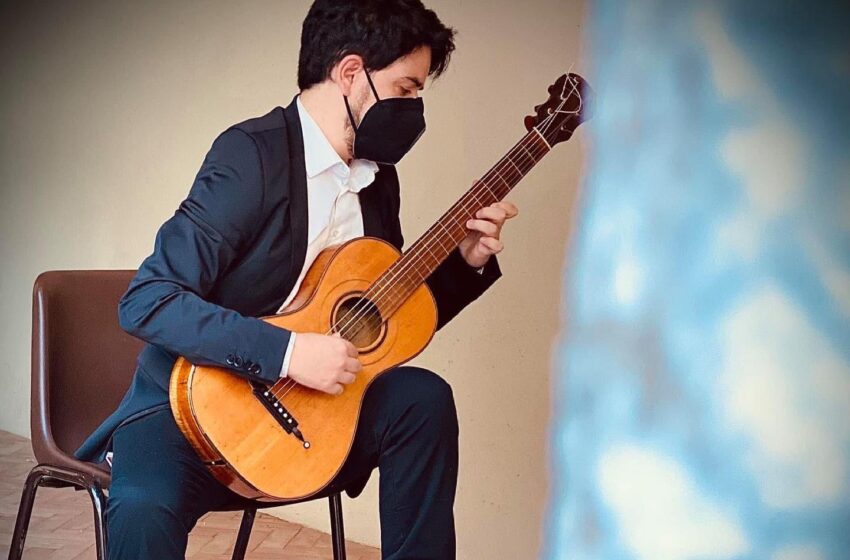  Il siracusano Valerio Massaro e le sue chitarre dell'Ottocento, suoni antichi che incantano