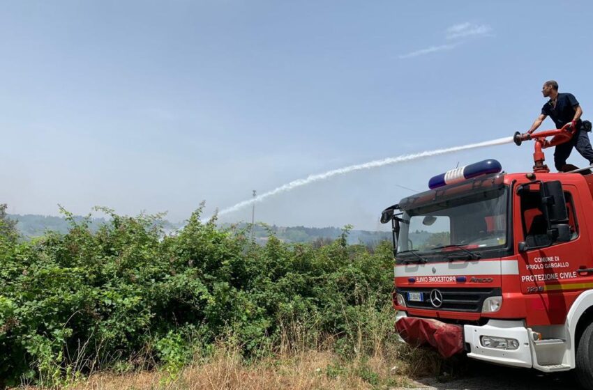  Emergenza incendi, fiamme nella riserva del Ciane: anche un canadair per domare il rogo