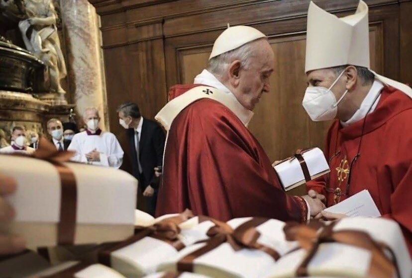  Papa Francesco consegna il Pallio all'arcivescovo di Siracusa, Francesco Lomanto