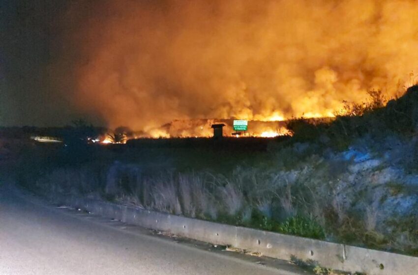  Siracusa. Vasto incendio in contrada Carancino: fiamme alte fino a tarda sera