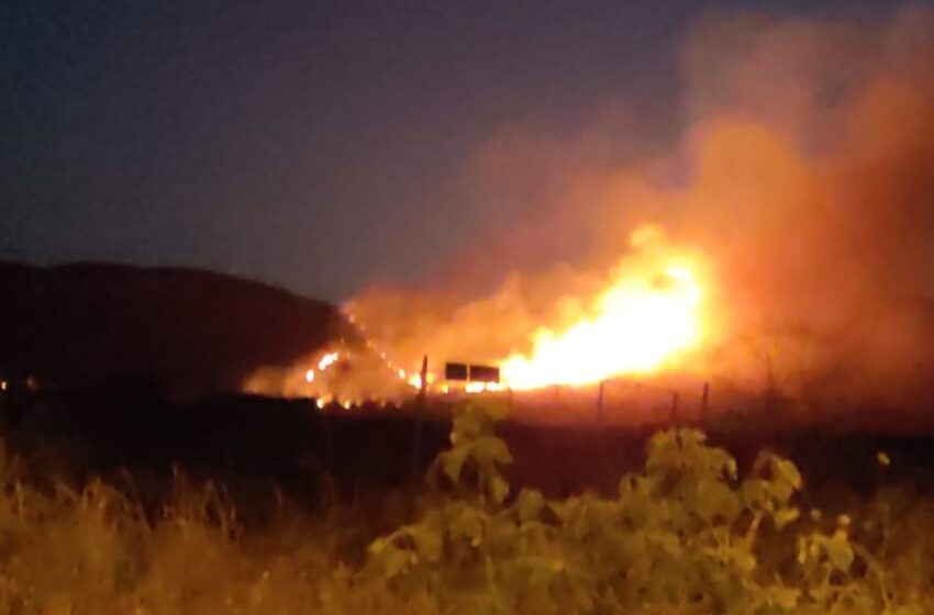  Spaventoso rogo in contrada Cugni, brucia nella notte la "montagna del Marchese"