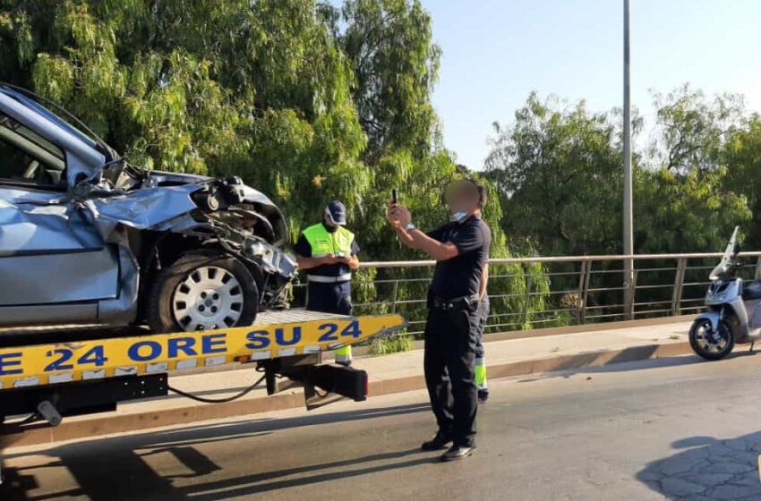  Incidente in viale Paolo Orsi tra un camion ed un'auto: la vettura abbatte il guard-rail