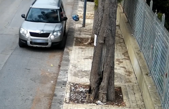  Avola. Lancio della spazzatura dall'auto, il sindaco "assegna" il premio Porcellino d'oro