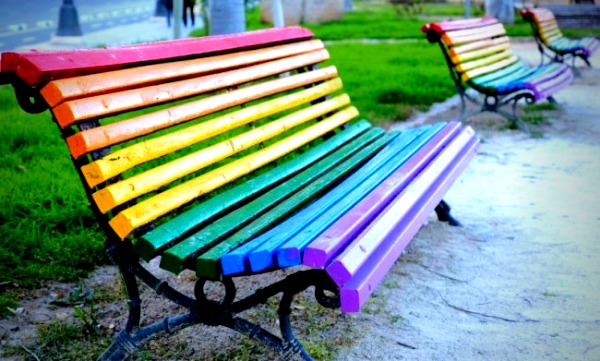  Siracusa. Panchina Rainbow in piazza San Giovanni in memoria delle vittime di omolesbotransbifobia