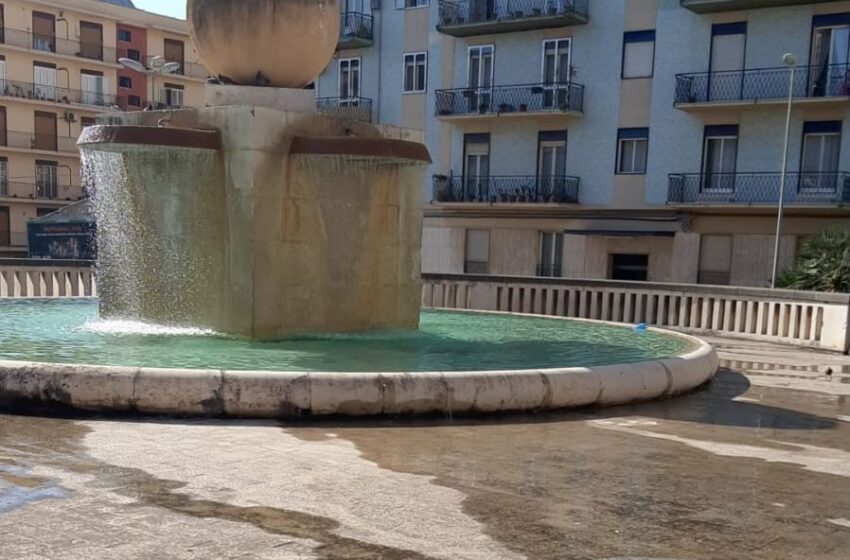  Siracusa. Una busta in plastica "tappa" la fontana di piazza Cuella, subito liberata