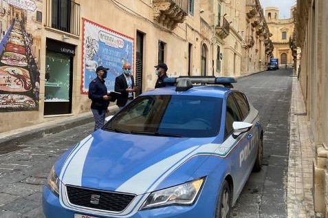  Timbra, si assenta, ha un incidente e si inventa un alibi: denunciato dipendente comunale