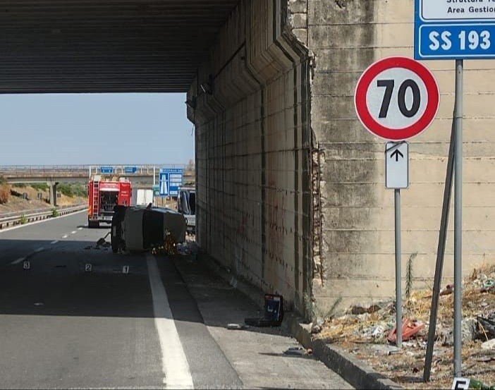  Tragedia sulla Statale 193, incidente tra un’auto ed un furgone: c’è una vittima