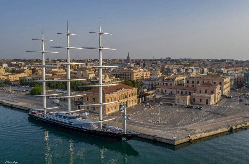  L’impressionante Maltese Falcon in porto a Siracusa: è uno dei più famosi velieri al mondo