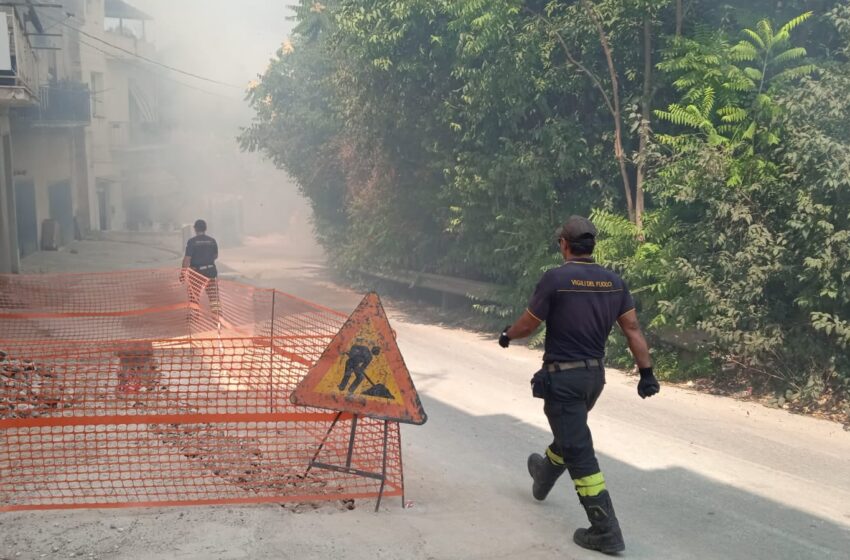 Incendio nel vallone di Noto, le fiamme lambiscono la cittadina: paura tra i residenti