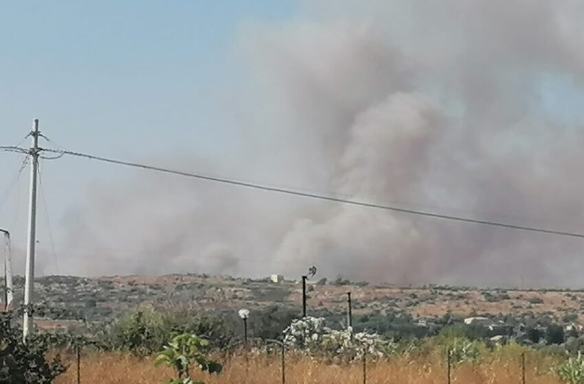  Paura a Targia, spaventoso incendio: evacuato l’acquapark, chiusa strada per Melilli