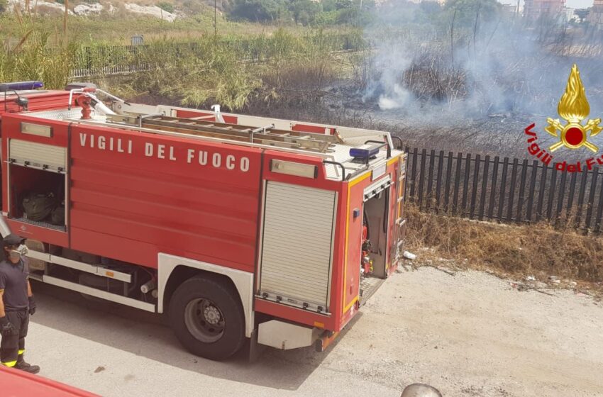  Incendi a Siracusa, pomeriggio indaffarato per Vigili del Fuoco e Protezione Civile