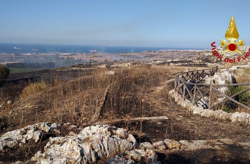  Incendi senza sosta: fiamme dall’Eurialo a contrada Spalla; rogo anche alla Pizzuta