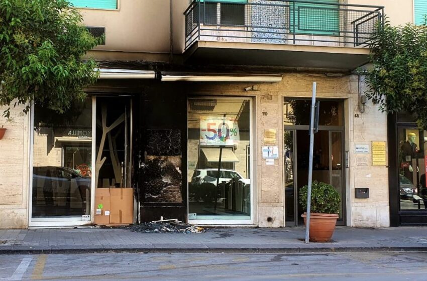  Siracusa. Negozio incendiato in corso Gelone, il sindaco: “fermezza contro malavita”