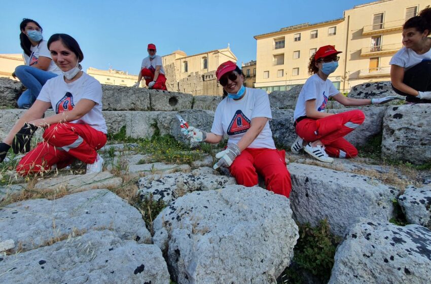  Siracusa. Ripulito il Tempio di Apollo, un esercito di volontari al lavoro con Nuova Acropoli