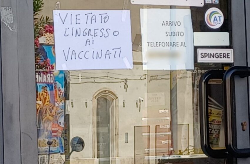  “Vietato l’ingresso ai vaccinati”, il cartello-provocazione in un negozio di Siracusa
