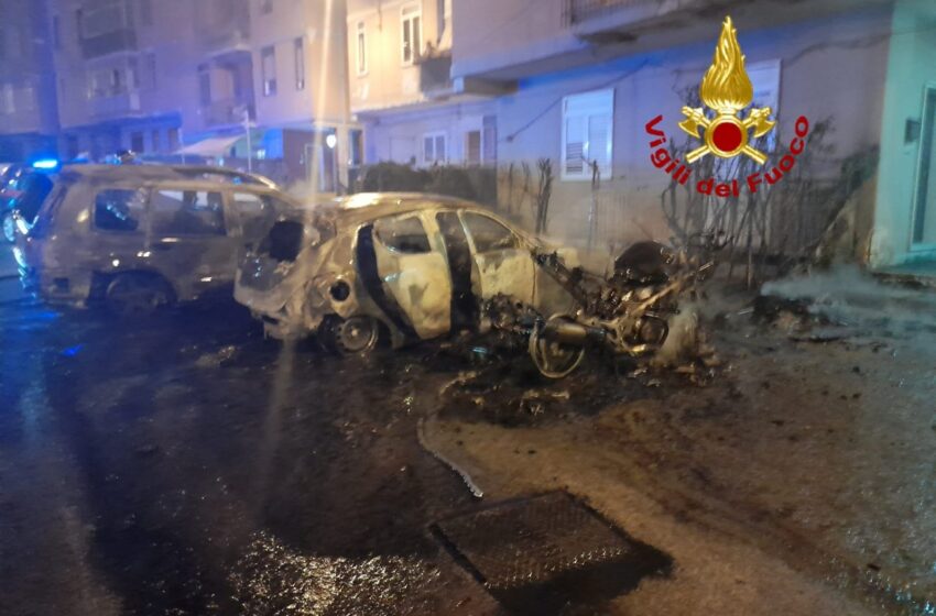  Siracusa. Fuoco nella notte in via Cassia, incendiati  auto e scooter parcheggiati sulla strada