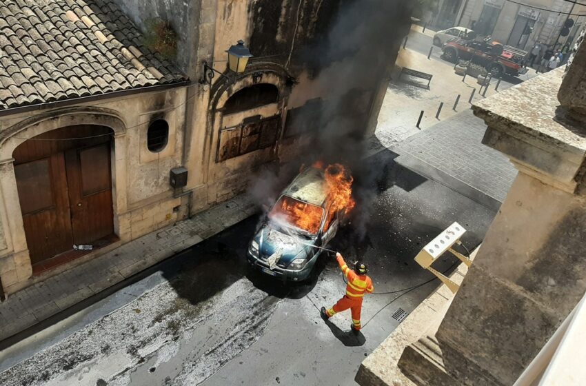  Auto in fiamme davanti alla sede della Municipale, paura a Canicattini. Il sindaco: “Bravi tutti”