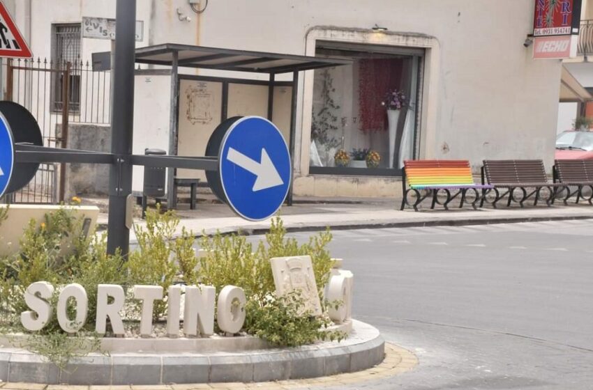  Panchina arcobaleno di Sortino, Riva Destra la vuole ridipinta: “viola la norma”
