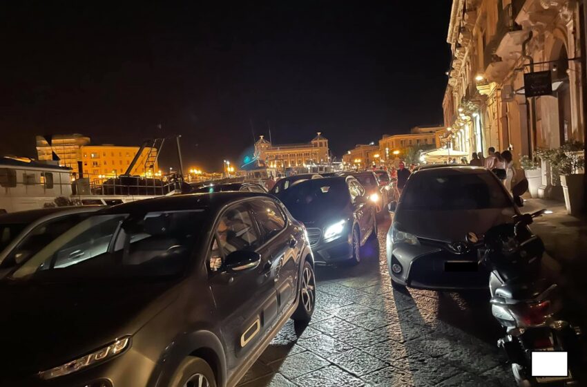  Siracusa. Sabato sera di “passione” in Ortigia, traffico in tilt in Riva Garibaldi