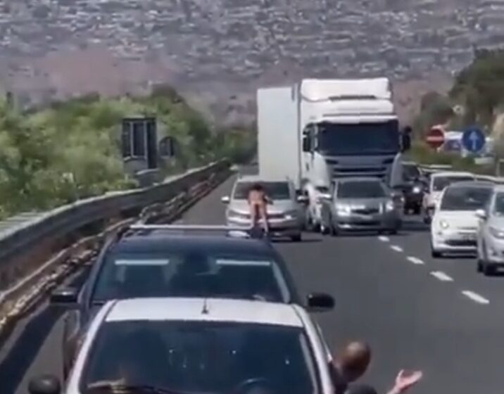  Nudo prende il sole in autostrada, tso per un extracomunitario