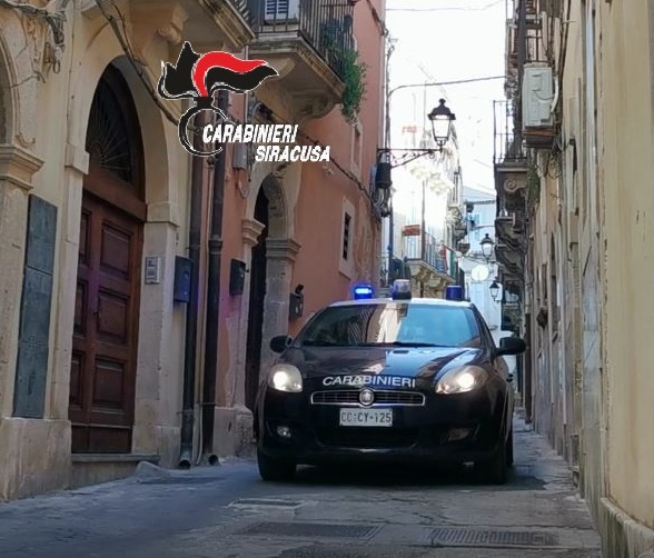  Siracusa. Evade dai domiciliari, danneggia una statua e gli impianti elettrico e idrico