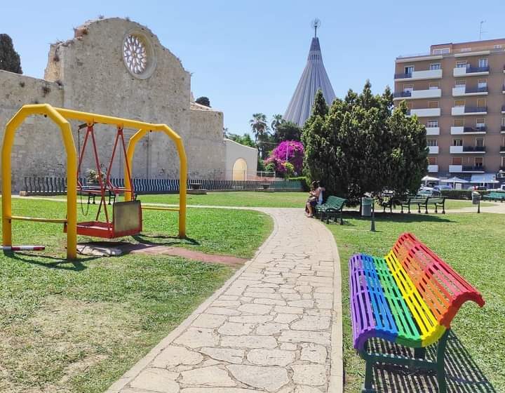  Panchina arcobaleno vandalizzata in piazza San Giovanni. “Atto fascista”