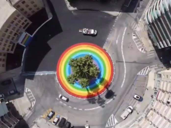  L’arcobaleno di piazza della Repubblica diventa un caso di genere: botta e risposta Bandiera-Fontana