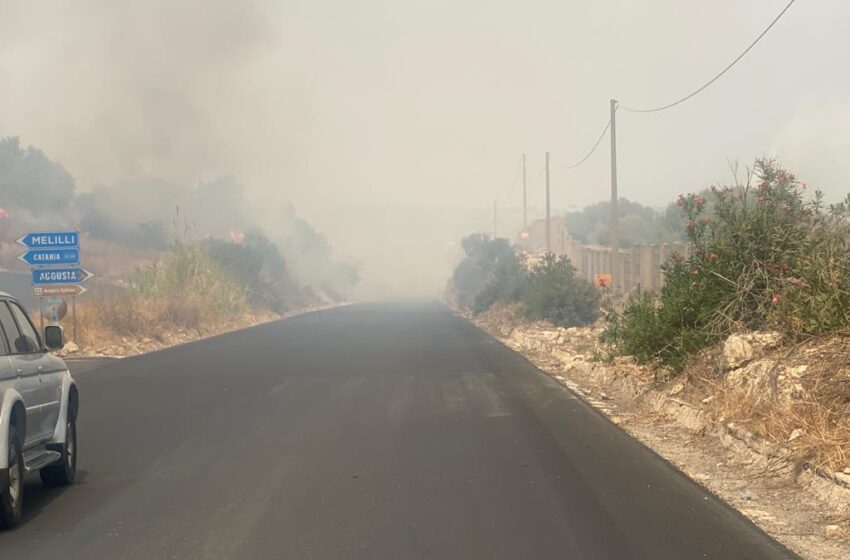  Vasto incendio tra Priolo ed Augusta: strada chiusa, controlli via mare ai pontili Nato