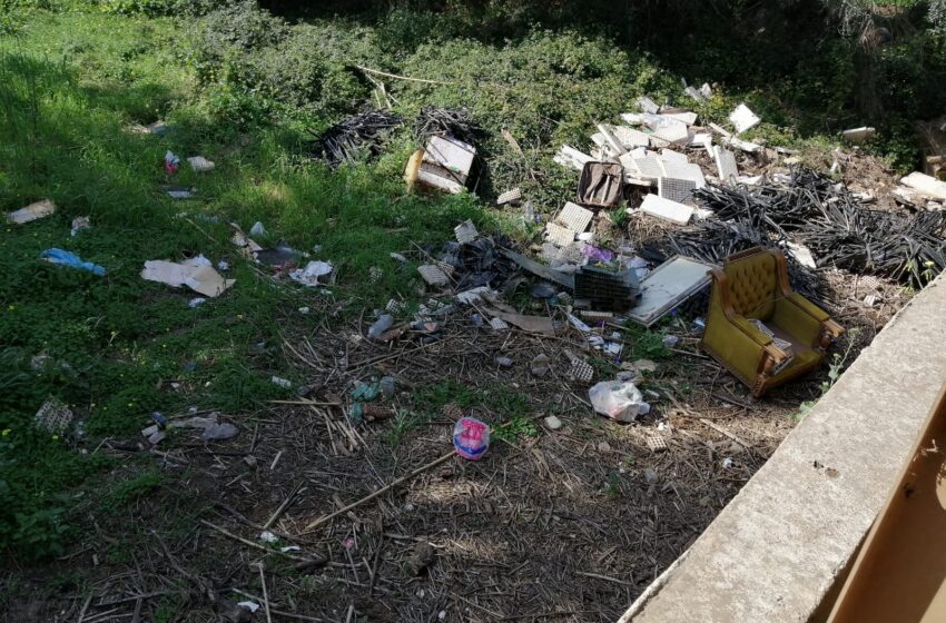  L’alveo del Mortellaro ridotto a discarica, è allarme: “bonifica o si rischia esondazione”