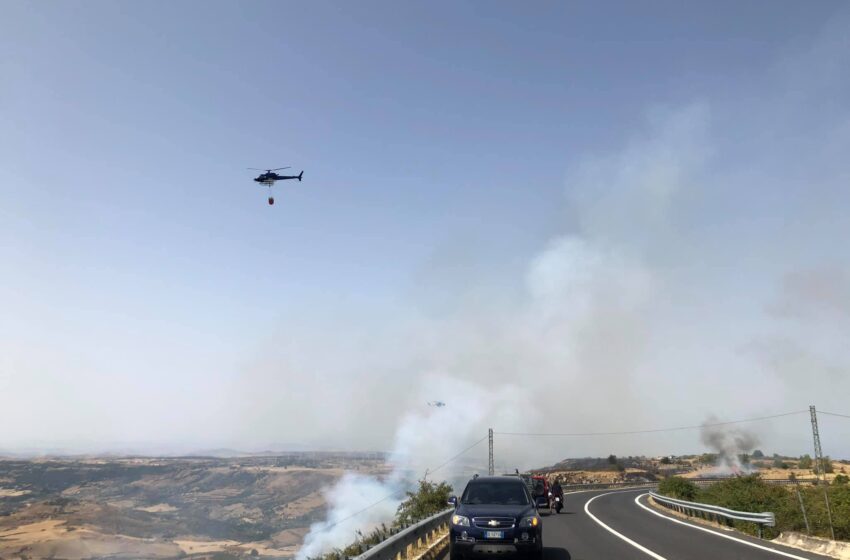  Paura a Buccheri: il fuoco minaccia ancora il territorio, ore di superlavoro per i soccorritori