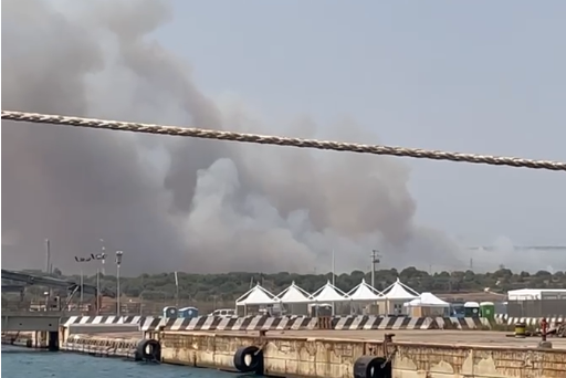  Fuoco vicino Sortino: circa 30 ettari in fumo, soccorsi via terra e mezzo aereo in azione